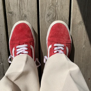 Vans skor - Röda vans som passar perfekt till sommaren, köpta förra året men bara använda ett par enstaka gånger💖  Startpriset är 300kr🥰