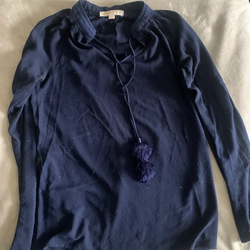 Selling my beloved Michael Kors blouse because it doesnt fit me anymore. The label says XXS but it sizes like XS/S. I have washed it often so its not in a new condition but it still looks super nice🥰. Blusar.