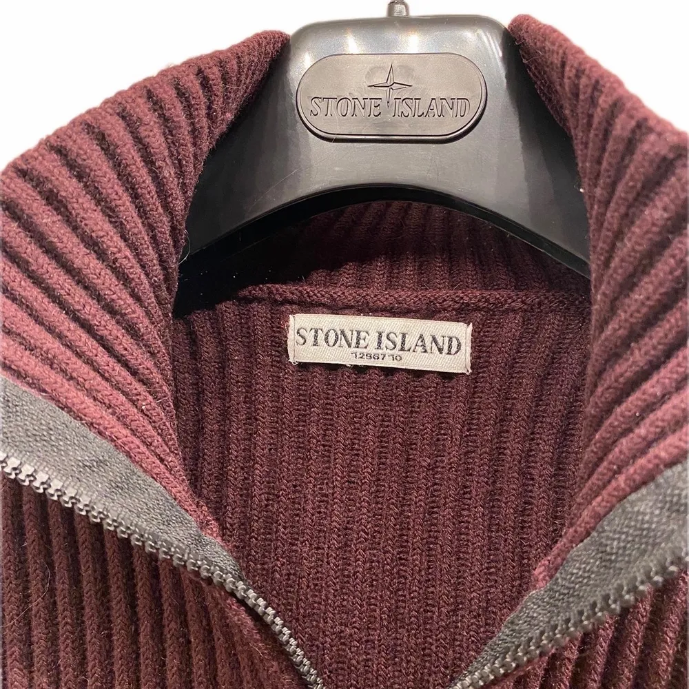 Vin/cherry röd vintage tröja från stone island som passar L/M. Köparen står för frakt 📦 . Tröjor & Koftor.