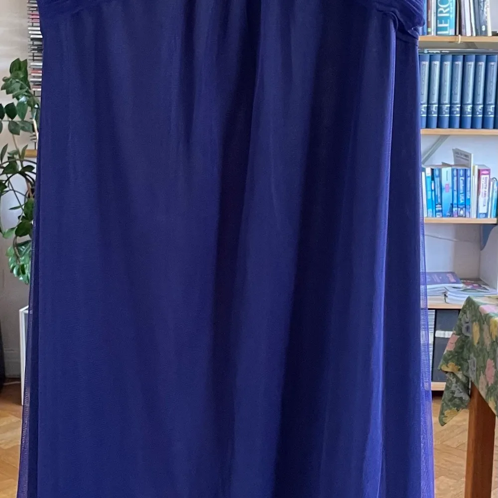 Ärmlös festklänning i två lager med paljetter från b,p.c.  storlek small. Material polyrster. Klänningar.
