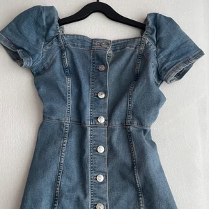 Jeans klänning - Jeansklänning från hm, sparsamt använd 🌸