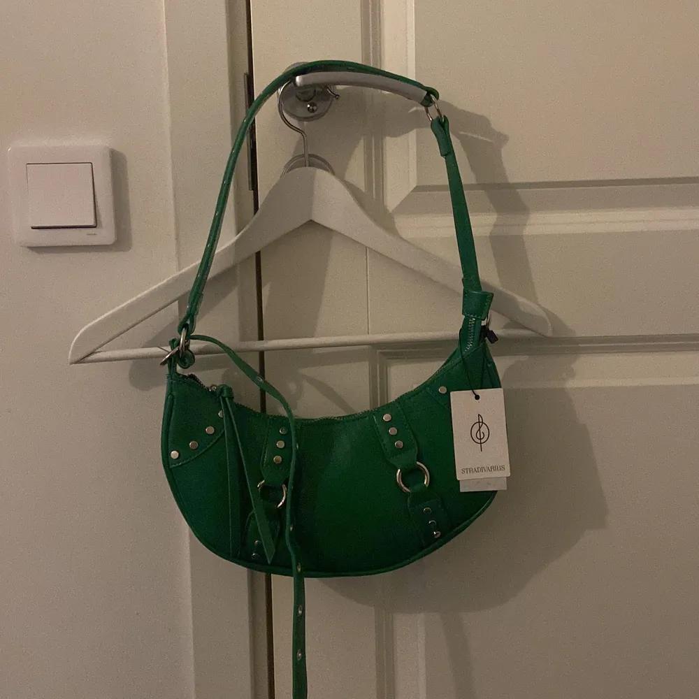 Jättefin grön unik väska från Stradivarius. Aldrig använd (lappen sitter kvar) så helt i nyskick. . Accessoarer.
