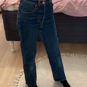 Fina Levis jeans i storlek 23 som tyvärr blivit försmå.