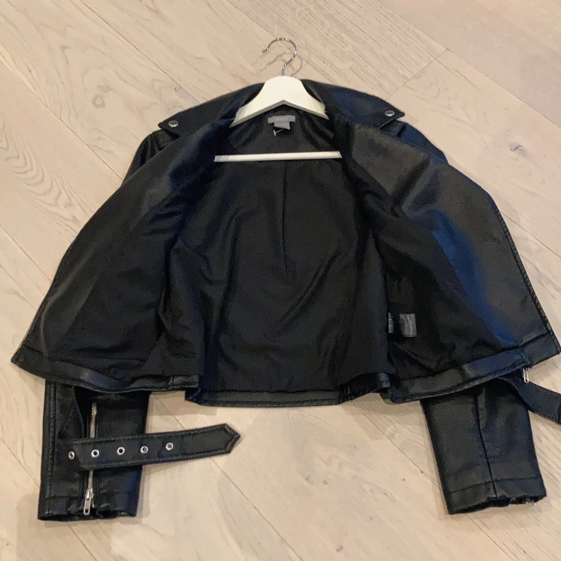 Superfina skinnjacka 🖤💜 - 90