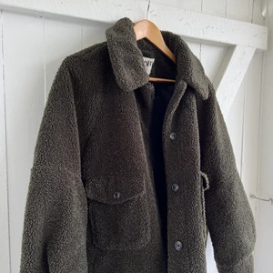 ZARA JACKA  - Säljer min fina zara jacka då jag behöver rensa i garderoben☺️😍! Fint skick- använd få gånger under våren. Kan gå ner i pris vid snabb affär. 