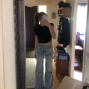 Ginatricot jeans - Säljer mina blåa Gina jeans då dem är för långa. Lite slitna längst ner men de går att antingen klippa eller styla. Storlek 34. Ordinarie pris: 500 kr