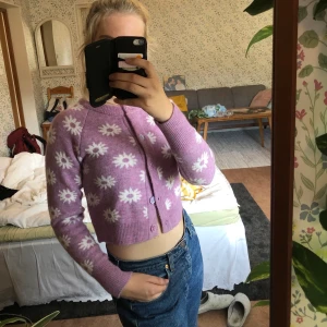 Kofta Zara storlek S - Jättefin och gullig kofta från Zara. Den är i M men passar en S. Knapparna är som pricken över i:et! Kan mötas i Norrköping eller fraktas.