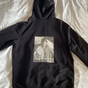 Svart Hoodie med Justin Bieber på ryggen.  Köpt från Icon Family. Använd ett år gånger men i riktigt bra skick. Köpt för 400 kr 