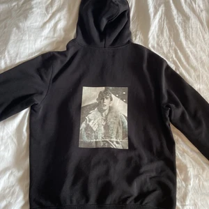 Justin Bieber  - Svart Hoodie med Justin Bieber på ryggen.  Köpt från Icon Family. Använd ett år gånger men i riktigt bra skick. Köpt för 400 kr 