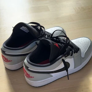 Nike Air Jordan 1 Low Light Smoke Grey - Väldigt lite använda, max 10 gånger. Lite för små för användas annars väldigt goa skor! Köparen står för frakten! Swishas innan leverans! Pris kan diskuteras