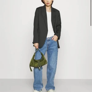 Arrow low jeans - Säljer dessa lågmidjade jeans från modellen arrow low. Har fler bilder så hör av dig så kan jag skicka fler bilder! Midjemåttet är 78cm och innerbenslängden är 81cm, lite korta för mig som är 173 cm