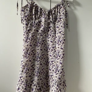 Blommig sommarklänning🌸🌸 - Blommig sommarklänning från shein i silkestyg. Puffig i bysten och knuten med rosetter på axlarna så fin🌸🌸