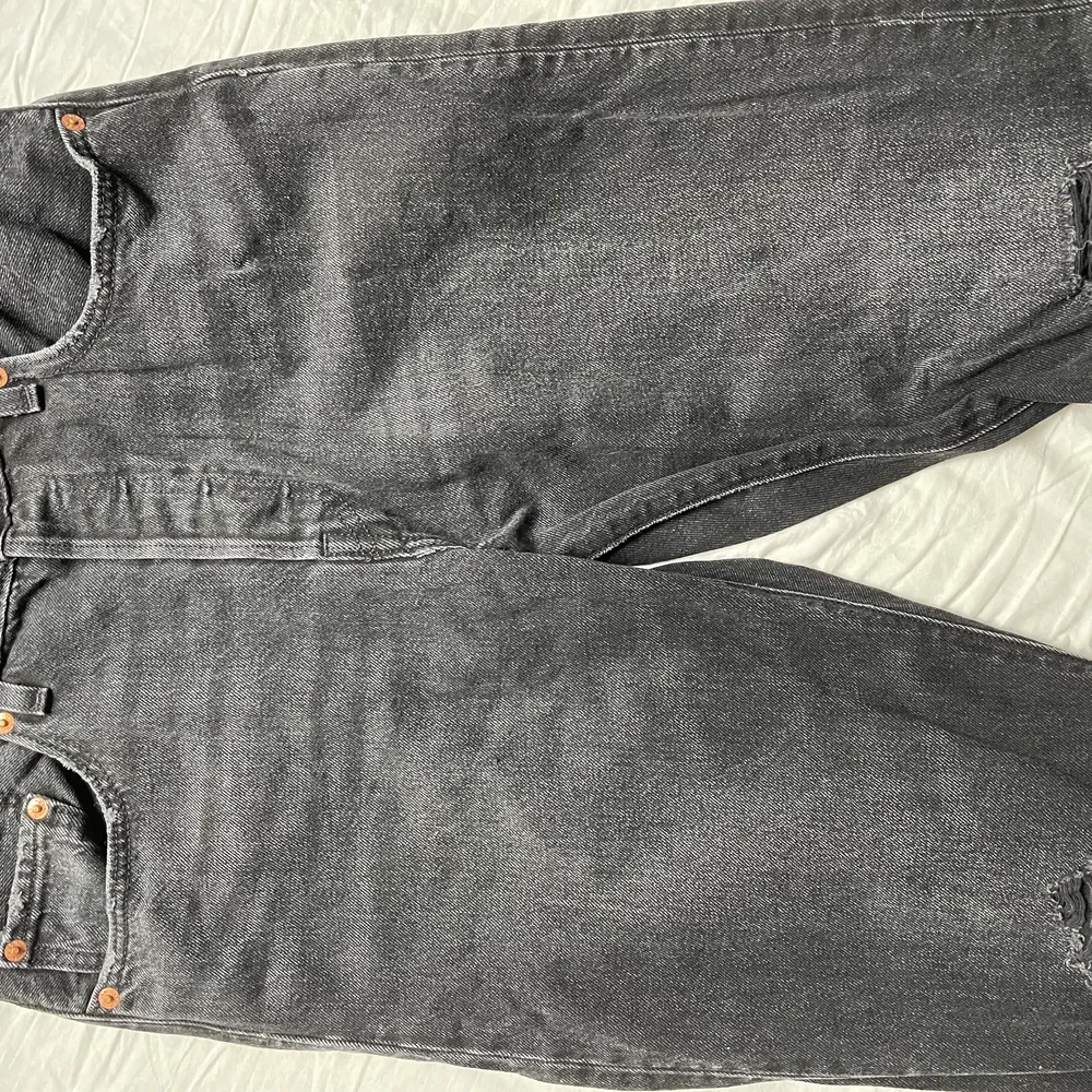 Snygga Levis 501 jeans i storlek W28. Modellen är 501 CROP straight leg och är lite kortare. De har hål på båda knäna och mönster på sidan av benen längst ned. Sparsamt använda och i väldigt bra skick. Köptes för 2 år sedan så är osäker om de finns kvar. . Jeans & Byxor.