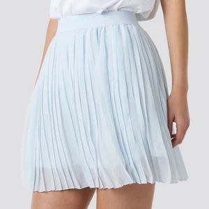 Ljusblå kjol - super söt kjol från NA-KD som tyvärr aldrig kommer till användning då jag inte känner att den inte riktigt passar mig. 