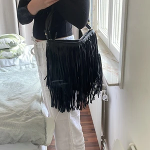 Frans väska  - Supersnygg väska med fransar! Säljer pga att den inte kommer till användning. Skriv om ni har fler frågor! Priset kan diskuteras 