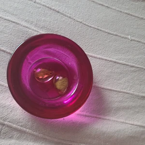 Två resin berlocker  - 2 resin berlocker 6kr för båda