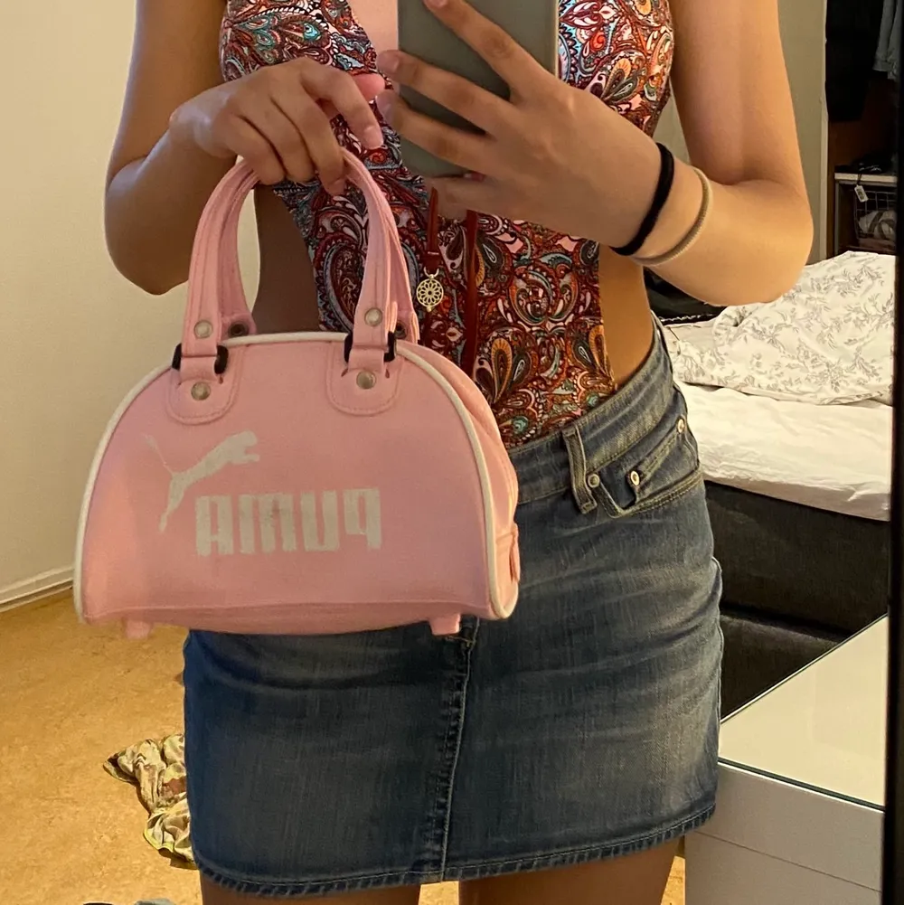 As söt rosa pumaväskan. Lite smutsig men i framsidan men får lätt att ta bort det men en blöt tras. Den är lite för tajt för att kunna använda på axeln då den är till barn. Laukut & Käsilaukut.