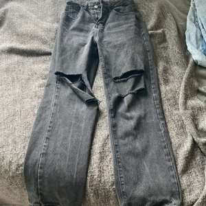 Jeans  - Superfina baggy jeans som är i färgen ”urtvättad svart”. Riktigt snygga men kommer tyvärr inte till användning