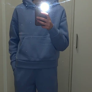 SHEIN hoodie - Denna hoodie är från SHEIN. Har använt några gånger men jag tycker inte om den längre. Den sitter kort på mig. Den är inte stretchig men om man är smal passar den bra. Har mjukisbyxorna men dom är smutsiga. Smutsen går inte bort. Hoodie är nopprig. ❤️