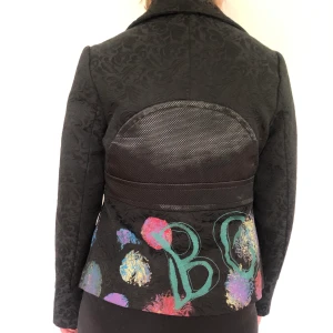 Fin kavaj - En superfin mönstrad kavaj, mammas gamla från 2000-talet. Den är i storlek s men skulle nog passa xs också. Märket är Frime🥰💕