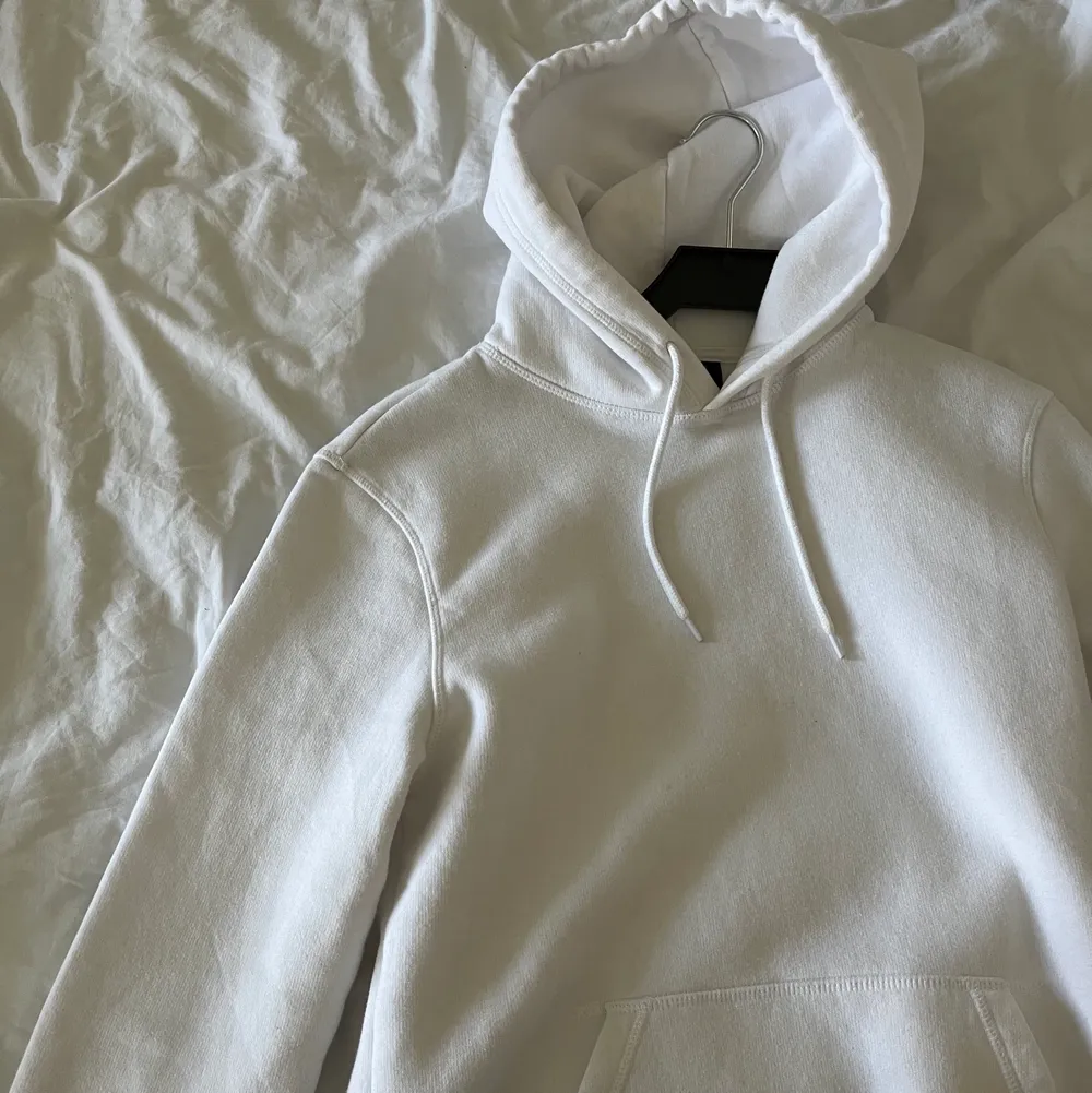 Vit hoodie från H&M. Används aldrig och har både i storlek xs och s. Priset är 160 kr inkl frakt styck!. Hoodies.