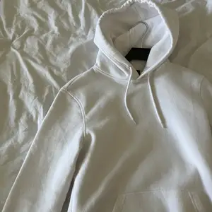 Vit hoodie från H&M. Används aldrig och har både i storlek xs och s. Priset är 160 kr inkl frakt styck!