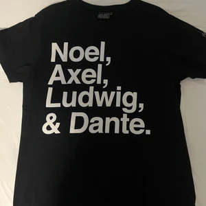 Hov1 merch  - T-shorts från en av Hov1’s senaste merch släpp. Den har utöver texten på framsidan en vit broderard krona på ärmen🖤