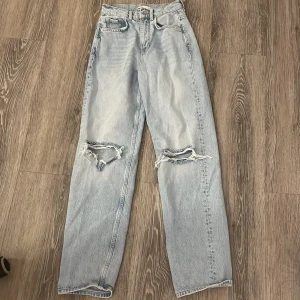 Ett par blåa jeans från Gina storlek 32 - Säljer pga lite för stora, inte använda, priset kan diskuteras privat, köpt för typ 500