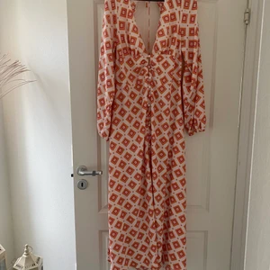 Asos maxiklänning stl.44 - Lång v-ringad klänning med öppen rygg. Stl.44 men ganska liten i storleken & enkel att justera. 