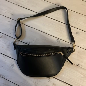 Väska - Säljer en väska som rymmer bra till det man vill ha med sig och har även en liten ficka på insidan