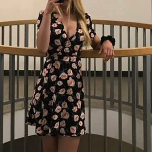 Superfin blommig omlottklänning - Omlottklänning från bikbok, inte använd särskillt mycket då den blivit förliten. Skicka privat för fler bilder🦋🌸