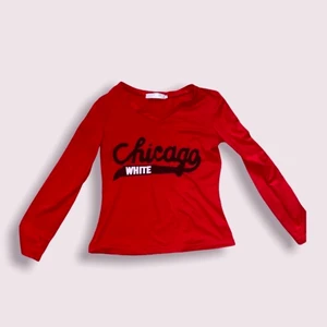 Tröja - Röd tröja köpt secondhand! Storlek S men passar en M också! Kan mötas upp i Umeå eller frakta! ❤️