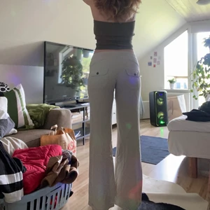 lågmidjade linnebyxor - Säljer dessa trendiga linnebyxorna för att dem är för lågmidjade för min smak:/ långa och raka i benen med fickor både fram och bak🌿 jag är 177 som referens🤍 skriv för fler bilder eller frågor och köparen står för frakten
