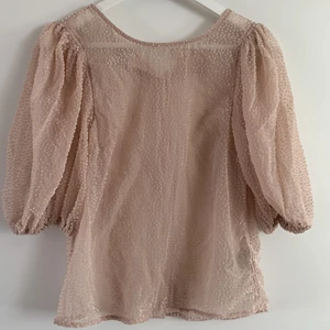 Blus med prickar - Jättesöt blus som är lite transparent med prickar på🌷😍