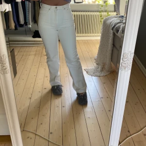 Vita jeans  - Jenas från weekday  Rowe  W29  L32