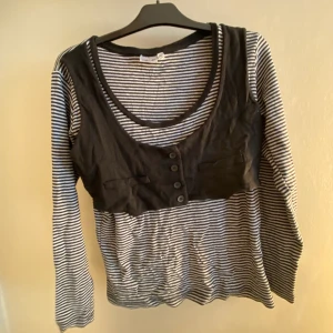 Långärmad randig tröja  - säljer denna tröjan för att den passar inte riktigt mig! men den är i jättefint skick och stretchig i tyget, med en liten väst påsydd (: är köpte den begagnad men jag har inte använt den. säljer för 99kr+frakt ❣️ hör av dig vid intresse 💋