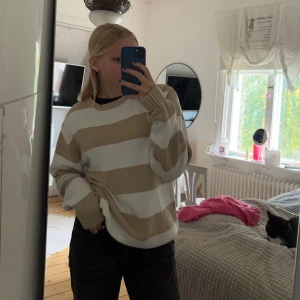 Stickad tröja - Säljer min såå snygga oversized stickade tröja från Brandy Melville. I topp skick!  Jag har vanligtvis Strl S och sitter oversized och snyggt. OBS! Frakt på 66kr tillkommer utöver ditt bud. ENDAST SERIÖSA BUD, man kan inte dra sig ur