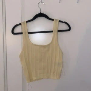 Gult stickat linne - Jätte fint lite kortare gult stickat linne från COTTON:ON ( köpt på Zalando ) storlek S men skulle säga att det även passar en M. 