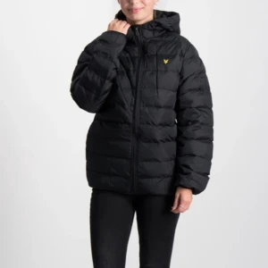 Lyle & scott jacka - Har använt endast ett par gånger. Säljer pågrund av att den inte kommer till användning. Storlek 14-15 Köpt från kidsbrandstore. Passar killar och tjejer Köpt för 849 kr men kan tänka mig sälja för billigare än 500