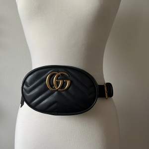 En cool Gucci väska som man kan ha runt midjan eller axeln (fake). 