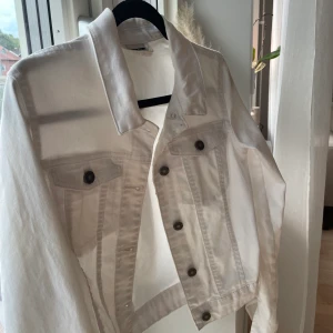 Vit jeansjacka - Vit jeansjacka från noisy may i storlek XS/34 🥰  50 kr + frakt! 