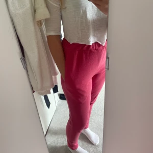 Mjukisbyxor  - Ett par rosa mjukisbyxor, som jag själv har gjort. Väldigt sköna och härliga. Väldigt mjukt material på insidan. Säljs till ett lägre pris pga hålet som syns på tredje bilden. Uppskattad storlek är S.  Pris kan diskuteras. Frakten ingår i priset😊🌸