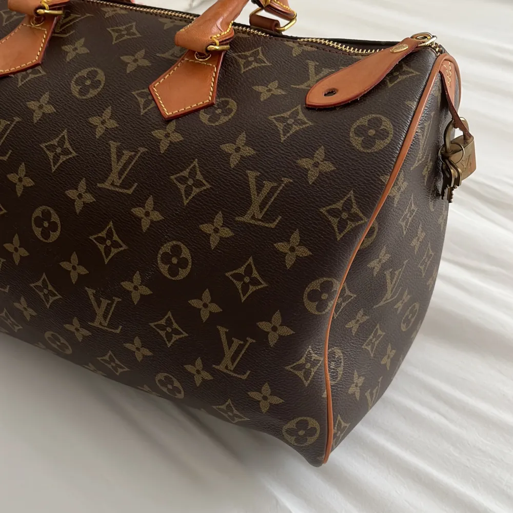 Snygg vintage Louis Vuitton väska (fake). Bred 35 cm höjd 22 cm.. Väskor.