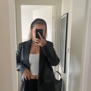 Läderblazer  - Superfin svart läderblazer ifrån Zara. Använd ett fåtal gånger. Strl S