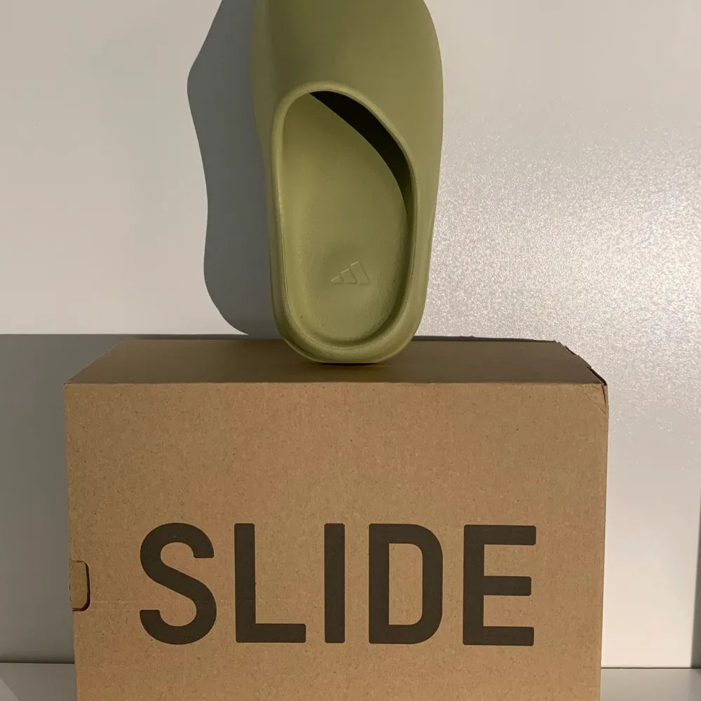 Yeezy slides Resin i storlekarna 42 och 43. Lådan och taggen kommer med. Kan mötas upp beroende på vart och köparen står för frakt. Skor.