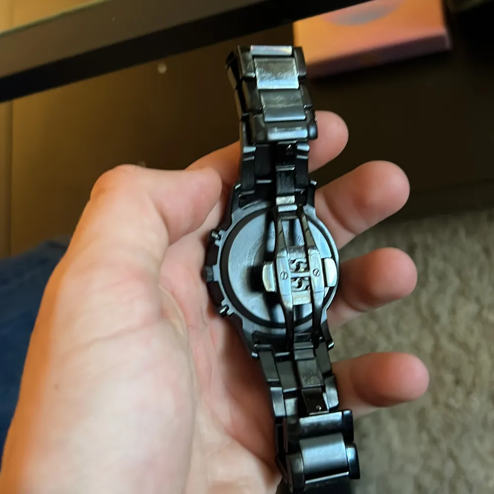 Säljer nu min klocka från Emperio Armani eftersom den knappt används längre. Lite repor på glaset men inte använd jättemycket. Skick ca 7/10. Nypris 5999:- . Accessoarer.