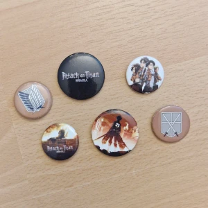 Attack on Titan pins - 6 st små Attack on Titan pins, för storlek se bild 2. 50 kr för allihop!  Kan skickas som brev, då blir frakten 15 kr, skriv så fixar vi det! 🥰
