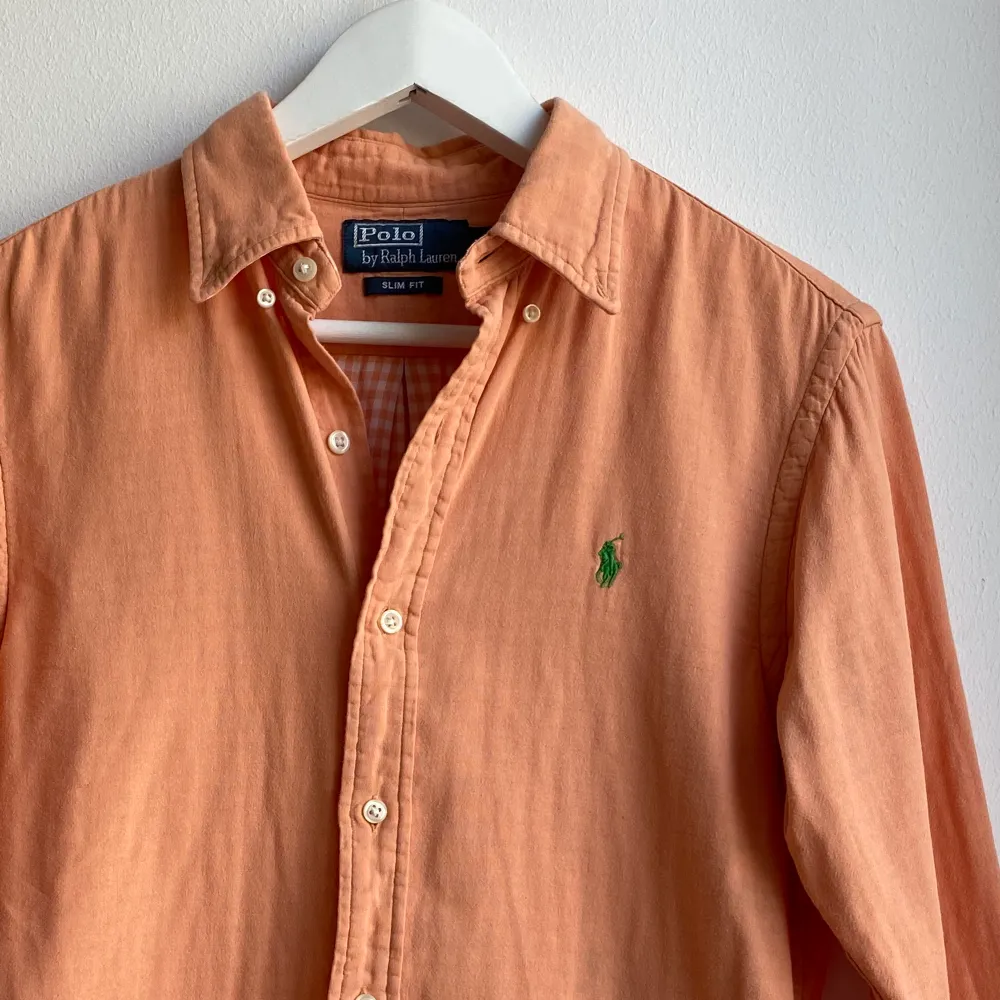 Säljer denna vintage Ralph laurenskjorta i färgen peach 🍑som är perfekt solblekt med märket i grönt. Passar en xs/s . Skjortor.