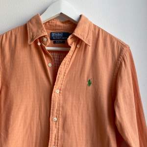 Säljer denna vintage Ralph laurenskjorta i färgen peach 🍑som är perfekt solblekt med märket i grönt. Passar en xs/s 