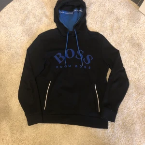 Hugo Boss hoodie - Sällsynt Hugo Boss hoodie i strl S Nypris 1800kr